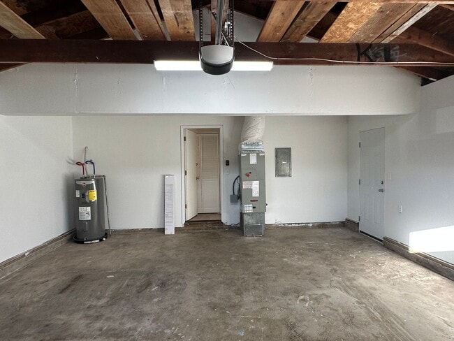 Building Photo - Your Newly Updated 3 Bed, 1 Bath Move-In Ready Home!