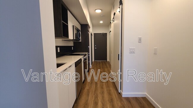 Photo - 615-615 Rutland Rd N
