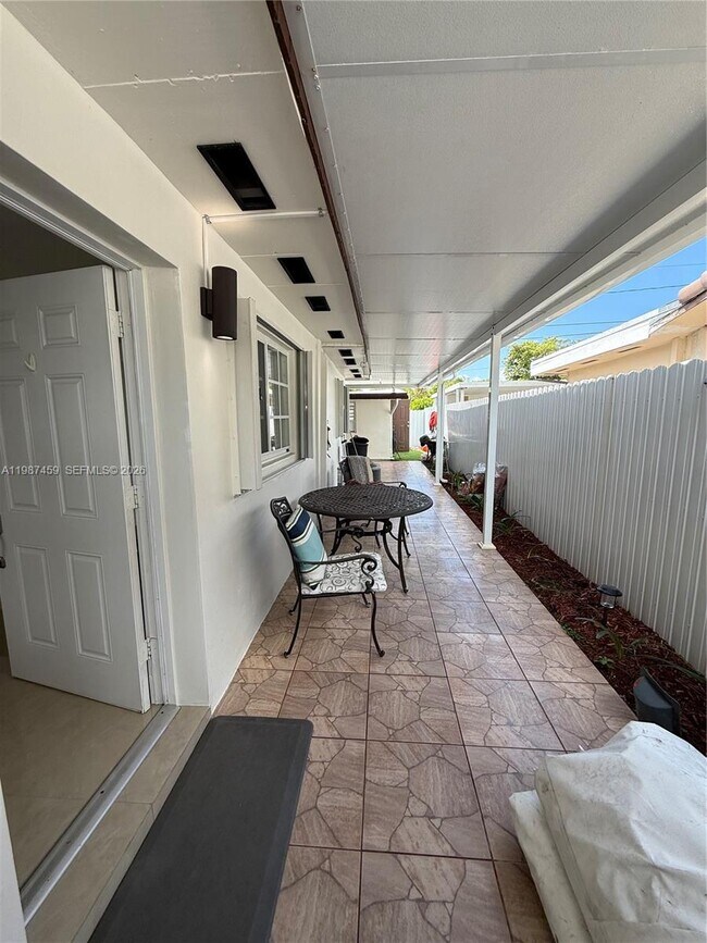 Building Photo - 11602 NW 58th Ave Unit EFF