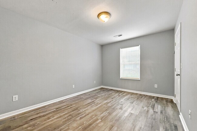 Photo - 8705 Mowbray Way