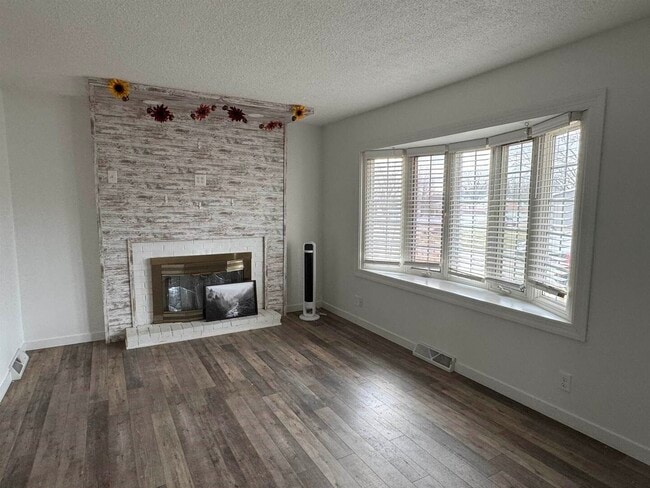 Photo - 4611 Scott St