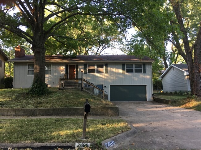 Building Photo - 2409 Manchester Rd