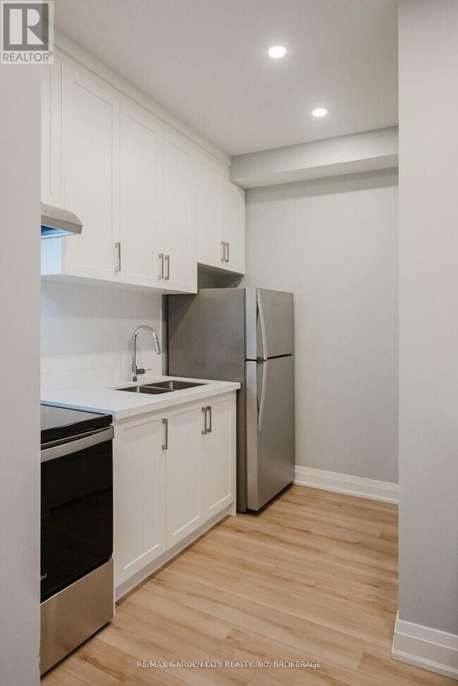 Photo - 105 Southworth St N