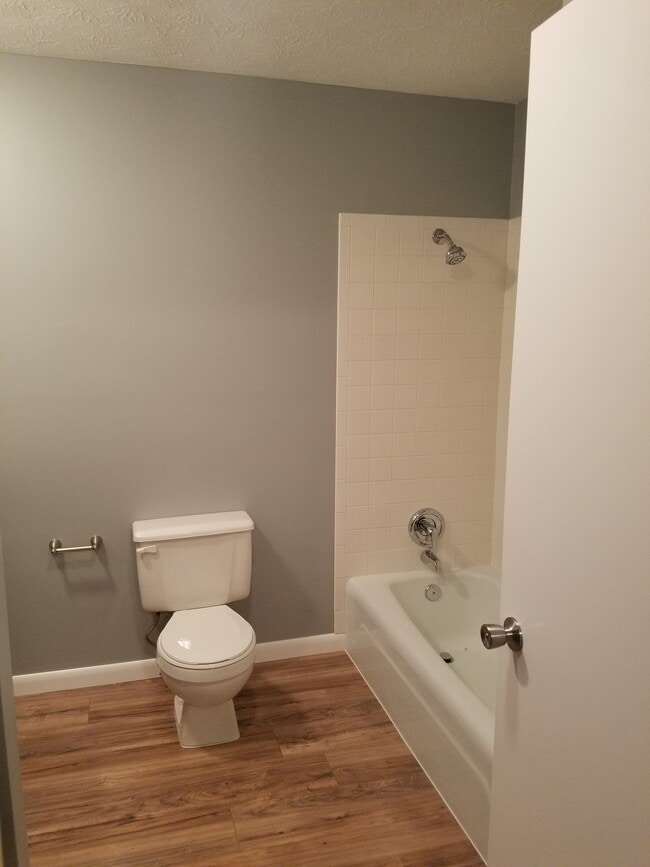 Shared Bathroom; Laundry (hook-up only) - 720 Shadycrest Dr Casa Adosada