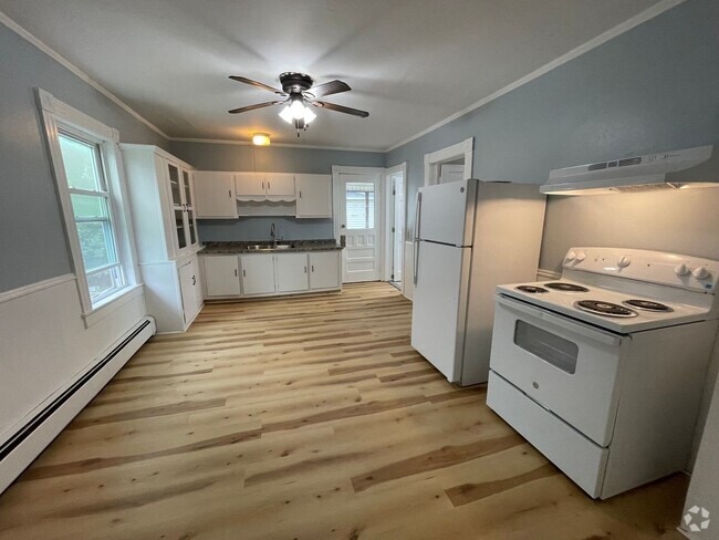 Building Photo - 250 Linden St Unit 2 Rental
