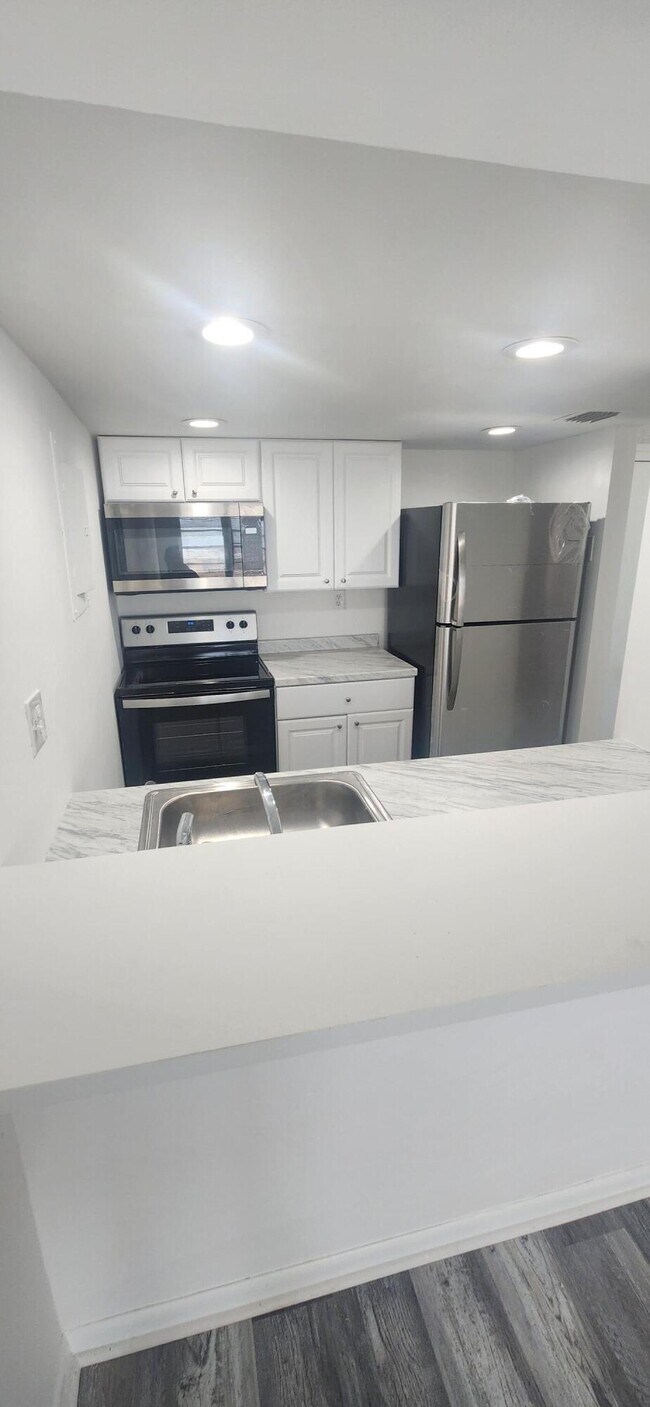 Building Photo - 13390 NE 7th Ave Unit 304