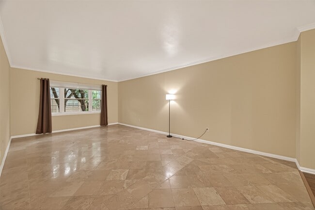 Photo - 2600 Bellefontaine Unit B 24