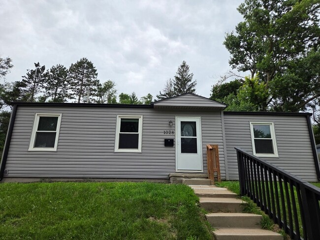 Building Photo - Newly remodeled 3/1/1 with fenced in backyard!