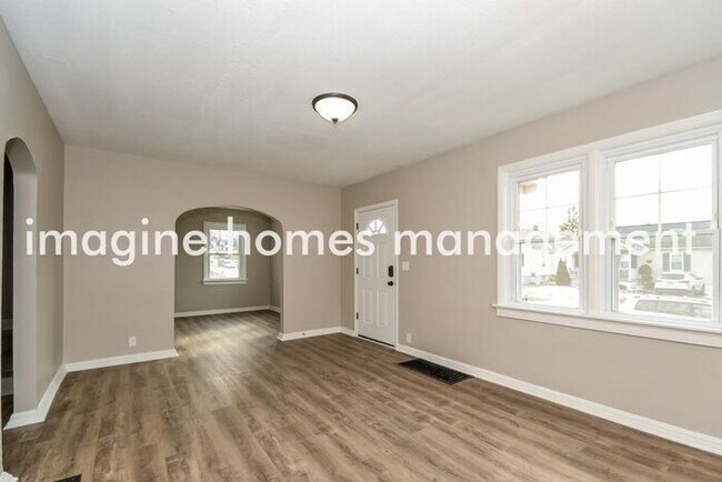 Photo - 3 Bedroom home, minutes from Kenwood Mall,...