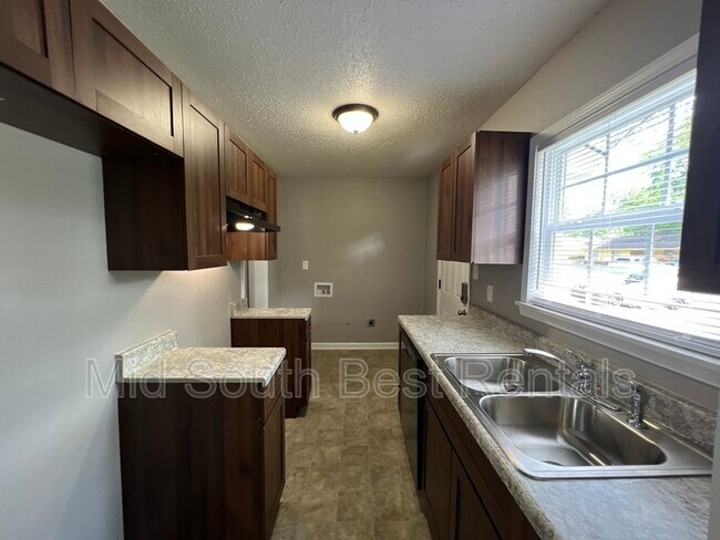 Photo - 1460 Robin Hood Ln