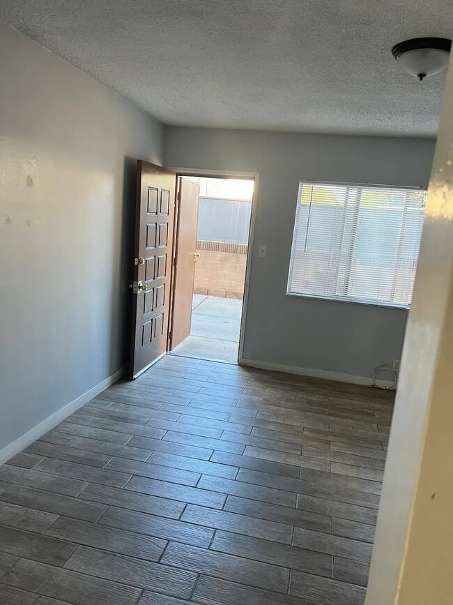 Photo - 9318 Victoria Ave