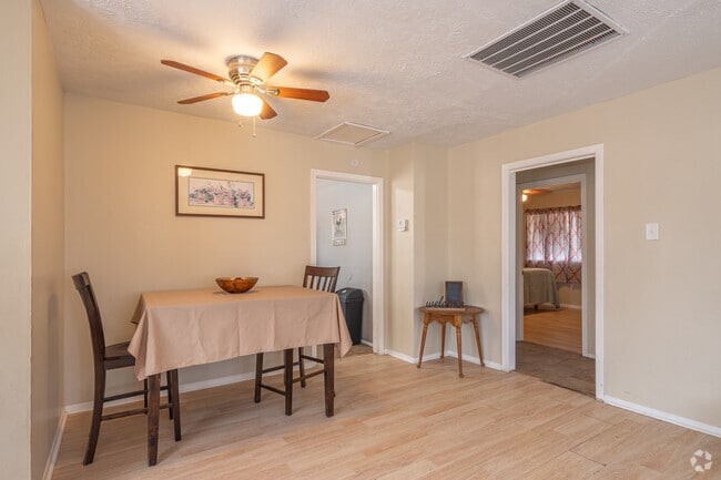 2BR, 1BA - 850SF