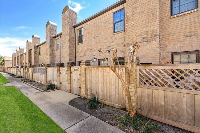 Building Photo - 9850 Pagewood Ln Unit 1302 Rental