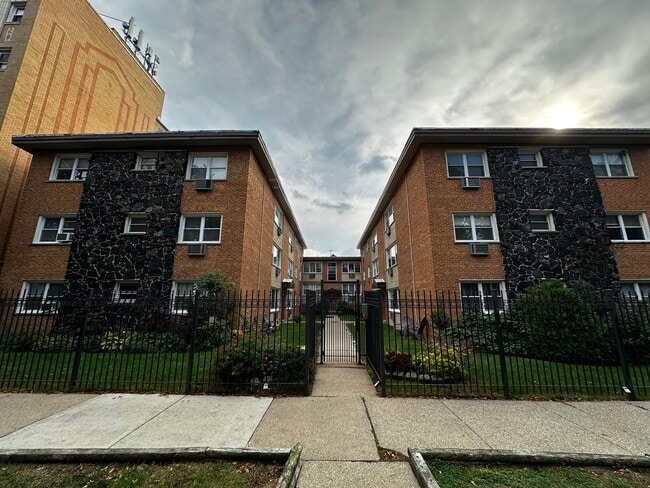 Building Photo - 1527 W Sherwin Ave Unit 1527 Sherwin