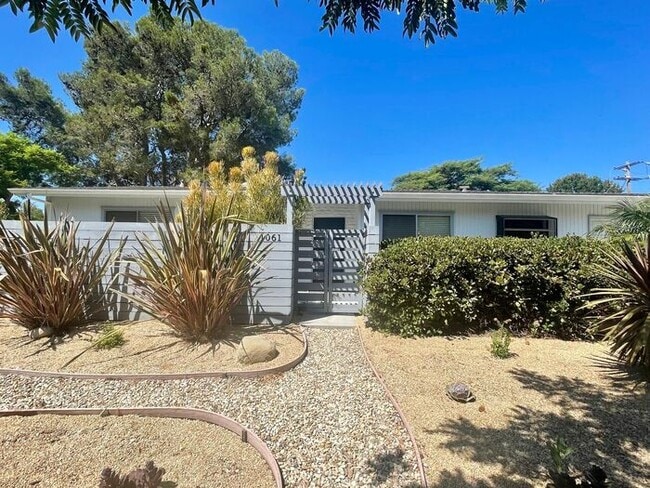 Building Photo - Turnpike Foothills 3 Bedroom Home - Available Now