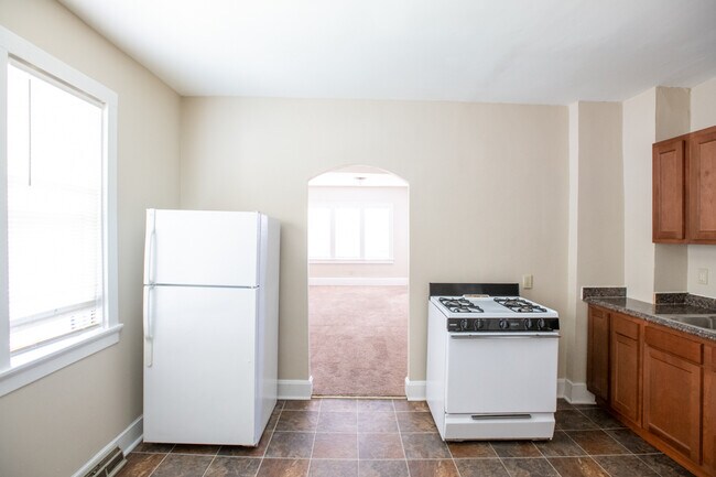 Kitchen - 1022 E Center St