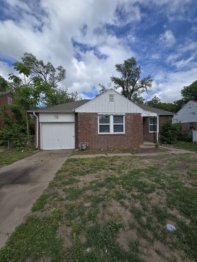 Building Photo - 1040 N Volutsia