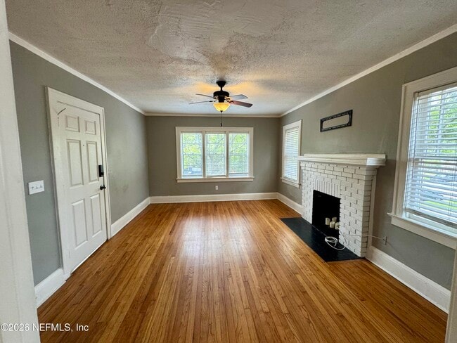 Photo - 2325 Myra St