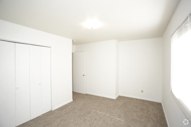2BR, 1BA - 912 SF
