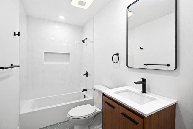 Photo - 962 E Locust Ave