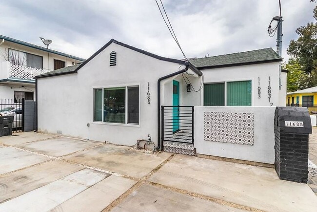 11685-11685 Oxnard St Unidad OX11685-1
