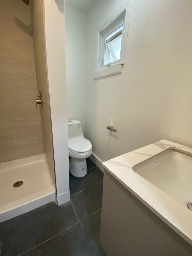 Photo - Beautiful studio unit located in a great area in fairmount- AVAILABLE NOW Unit 1F