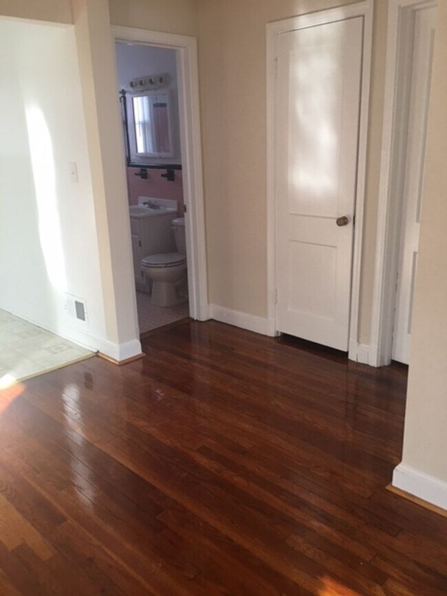 556 49th Pl NE