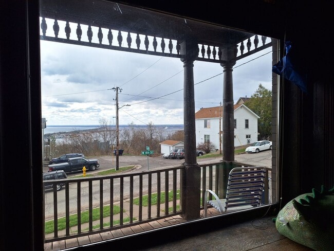 Photo - Large 3 Bedroom Open August Unit 531 W 4th St - 1
