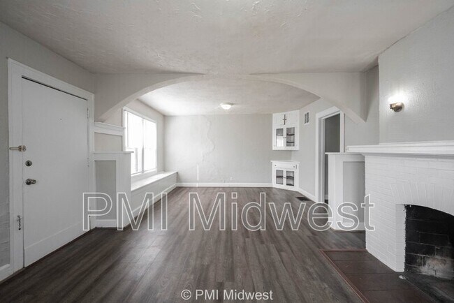 Photo - 824 E 44th St