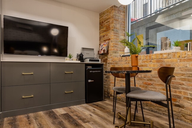 Photo - 65 Monroe Center St NW Unidad SI ID1539826P