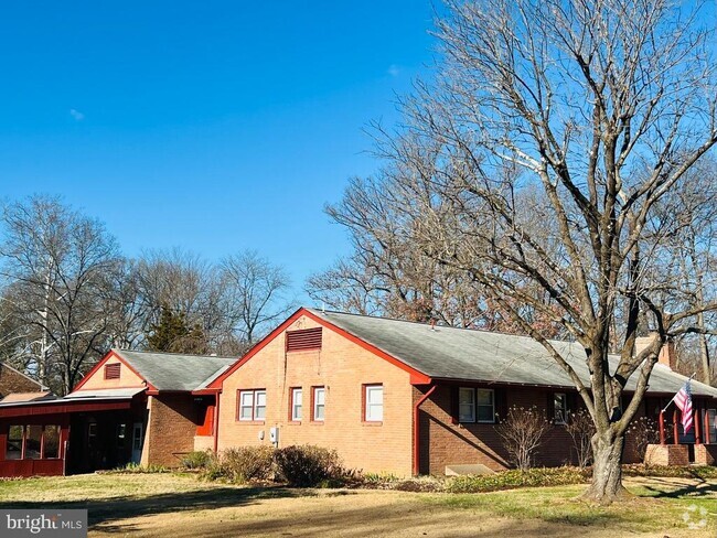 Building Photo - 3900 Laurel Rd Rental