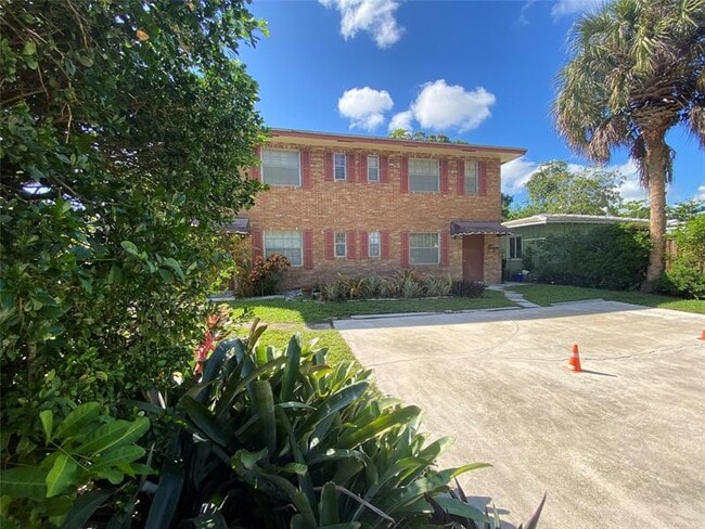 Building Photo - 310 SW 11th Ct