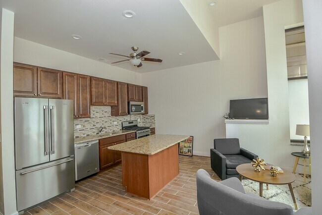 Building Photo - 1450 W Fullerton Ave Unit J00P