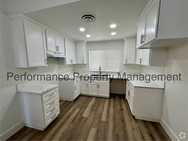 Building Photo - Newly Remodeled 4 Bed/2 Bath SW Bakersfiel... Rental
