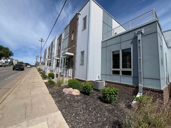 Building Photo - 3 Bed/2.5 Bath Townhome in Downtown Sioux Falls!!