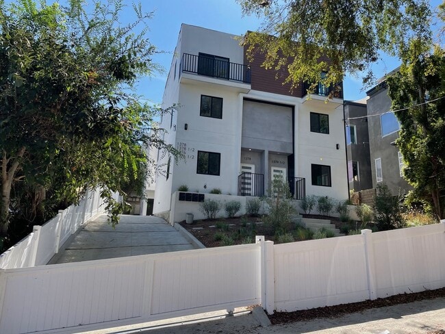 Building Photo - 1376 Edgecliffe Dr Unit 1376 Edgecliffe Drive Rental
