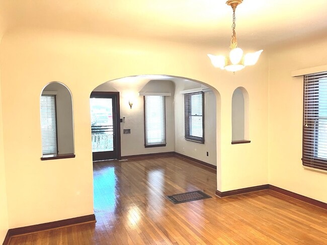 Photo - 410 W Walnut St
