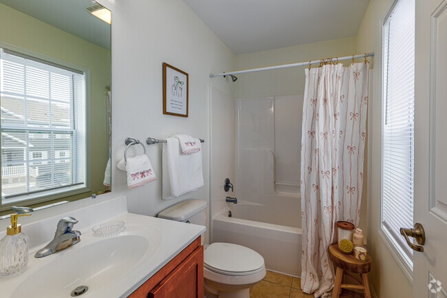 3BR, 3.5BA - 1,256SF - Bathroom
