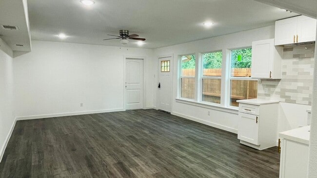 Photo - ? Stunning 3-Bed Luxury Home with Garage &...