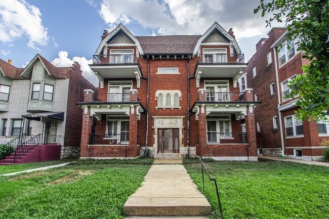 Building Photo - 2 bd recently rehabbed, walk to main campus at Wash U. Unit 3E