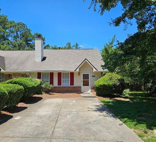 Don't miss out on this 2 bed 2.5 bath cond... - Don't miss out on this 2 bed 2.5 bath cond... House