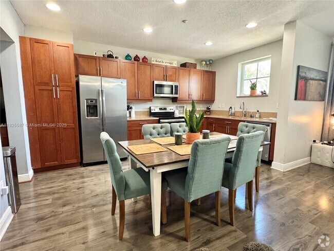 Building Photo - 1332 SW 2nd Ct Unit 1332 Rental