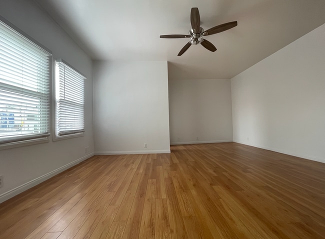 Building Photo - 5138 Melrose Ave Unit 205