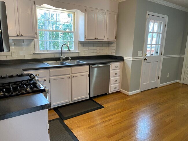 Photo - 979 Otter Way NE