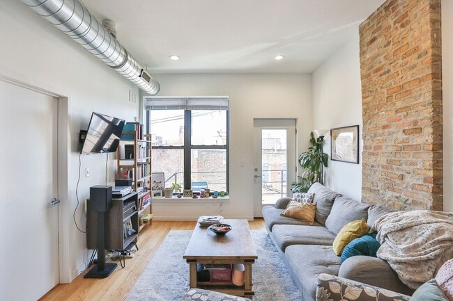 Photo - Video Tour- Great 3 Bedroom, 1 Bath Apartment. Located in Wicker Park/Bucktown near the Division ... Unit 3R