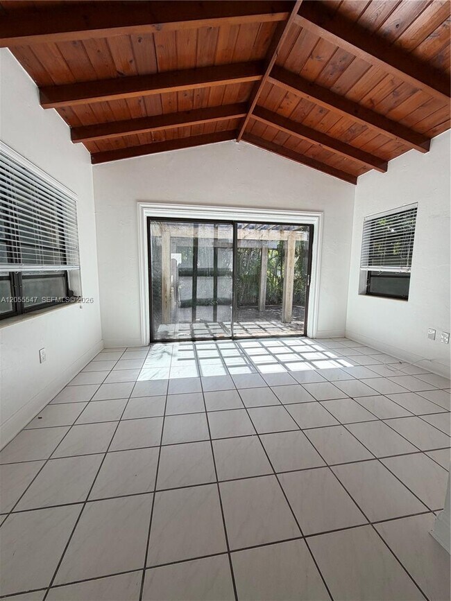 Photo - 828 Lorca St