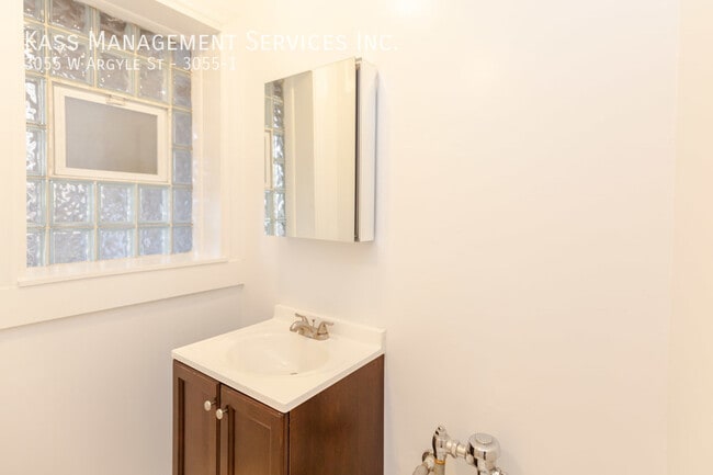 Photo - 3055 W Argyle St Unidad 3055-1