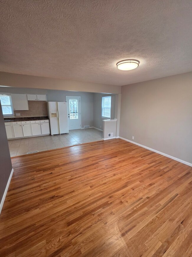 Building Photo - 3 bed, 2 bath, 1 car garage with finished basement, fenced back, newly remodeled