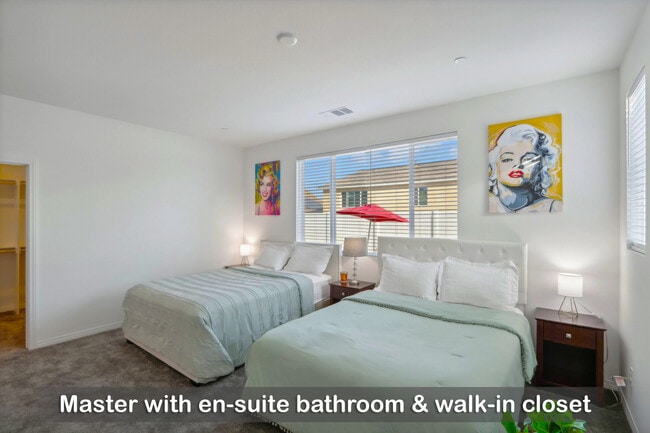 Dormitorio principal con baño en suite y un amplio vestidor. - 30153 Truckee Cir