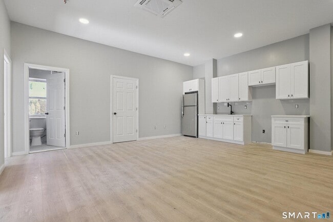 Building Photo - 215 Bank St Unit 3